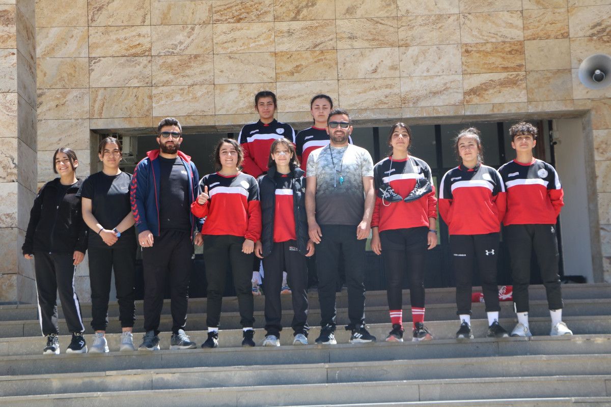 Hakkarili sporcu, Fransa'daki güreş müsabakalarında dünya üçüncüsü oldu