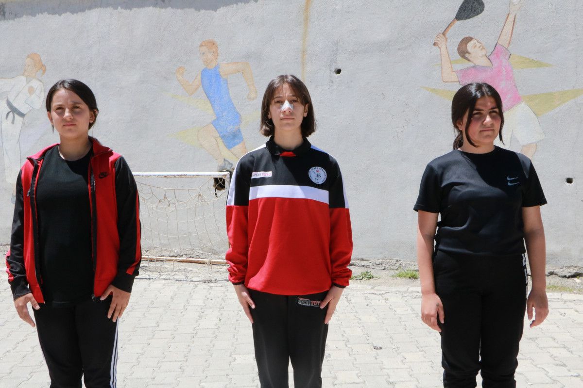 Hakkarili sporcu, Fransa'daki güreş müsabakalarında dünya üçüncüsü oldu