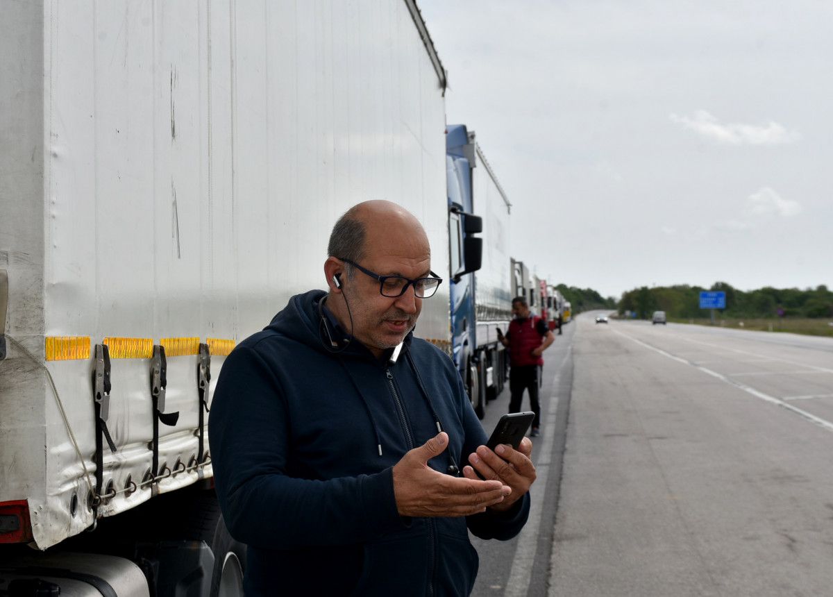 Hamzabeyli Sınır Kapısı'ndaki tır şoförleri aileleriyle telefonda bayramlaştı