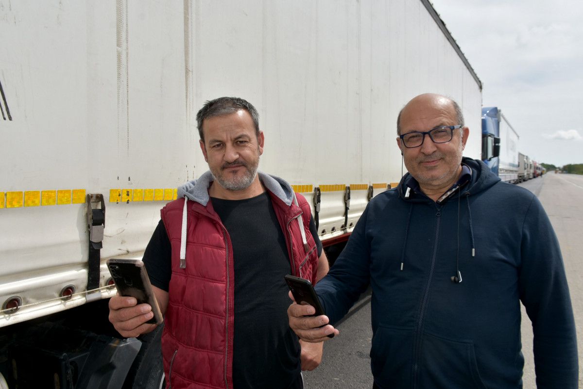 Hamzabeyli Sınır Kapısı'ndaki tır şoförleri aileleriyle telefonda bayramlaştı