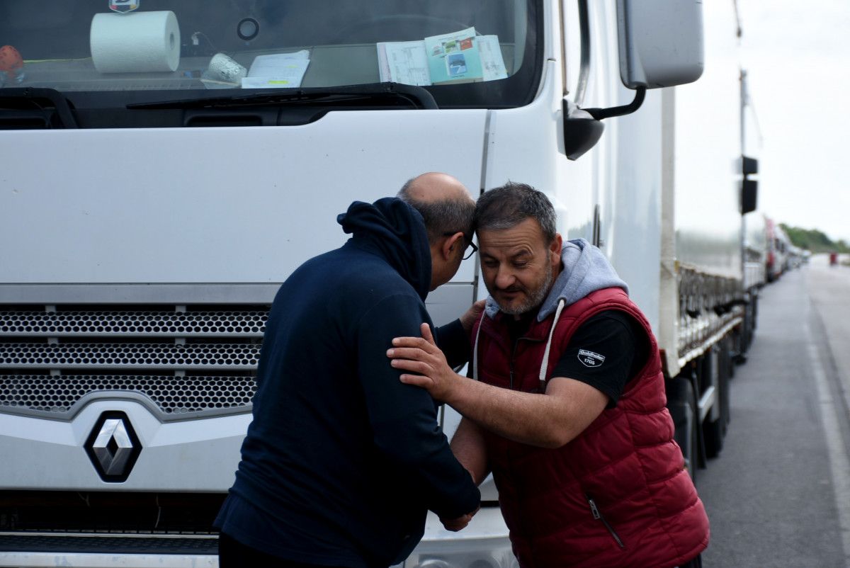 Hamzabeyli Sınır Kapısı'ndaki tır şoförleri aileleriyle telefonda bayramlaştı