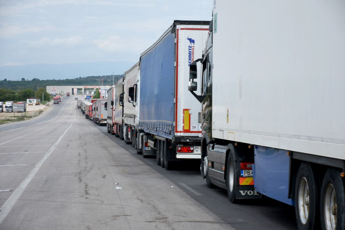 Hamzabeyli Sınır Kapısı'ndaki tır şoförleri aileleriyle telefonda bayramlaştı