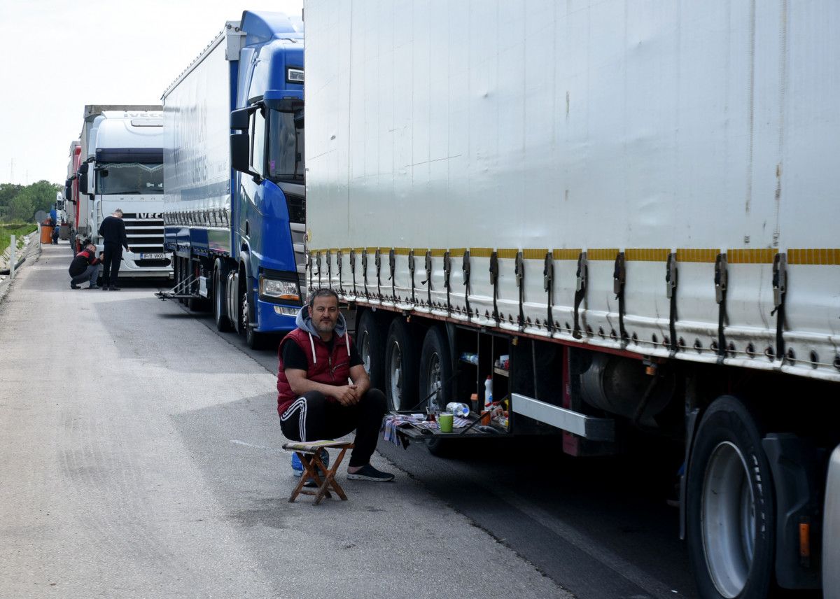 Hamzabeyli Sınır Kapısı'ndaki tır şoförleri aileleriyle telefonda bayramlaştı