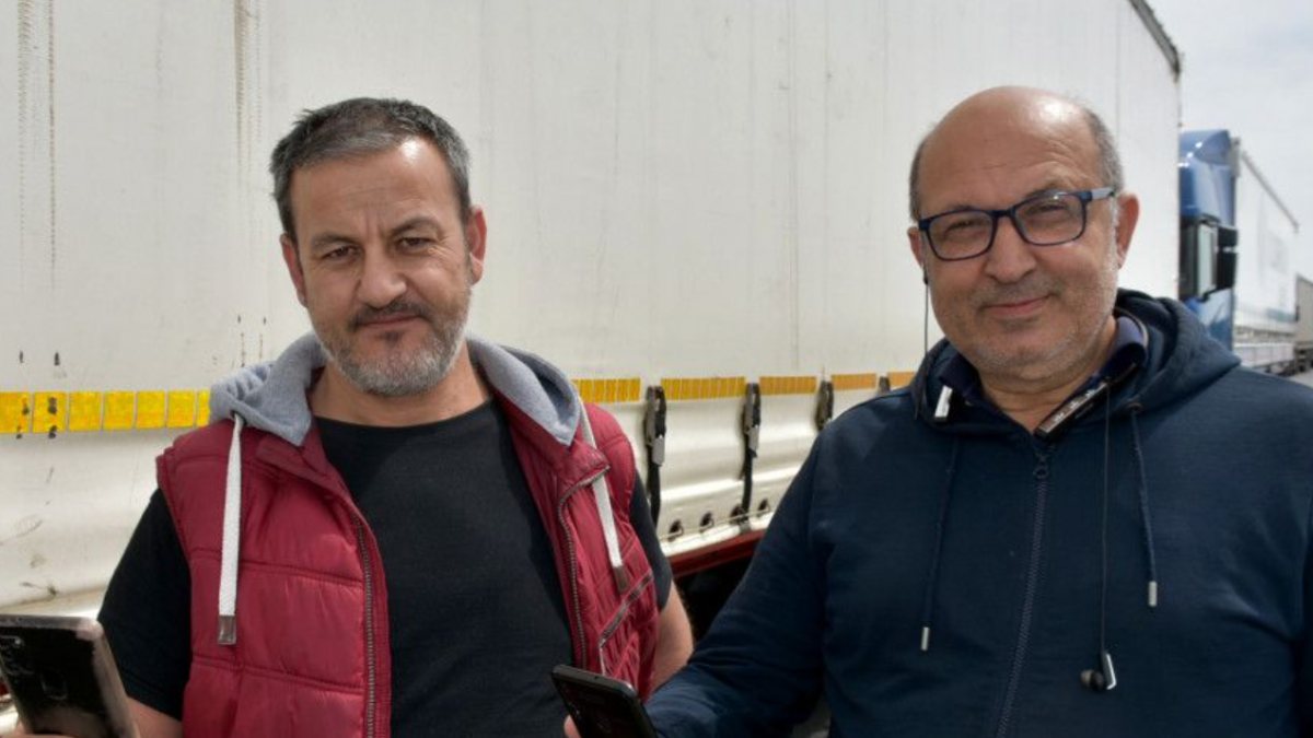 Hamzabeyli Sınır Kapısı'ndaki tır şoförleri aileleriyle telefonda bayramlaştı