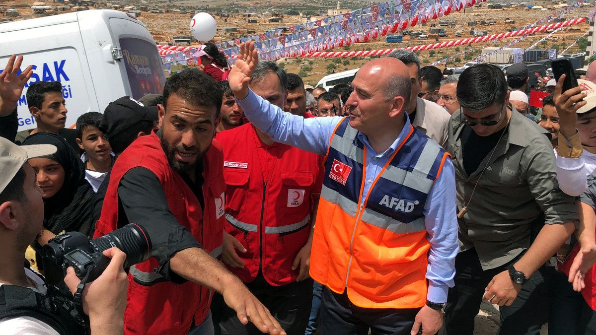 İdlib'de inşa edilen briket evler sahiplerine teslim edildi