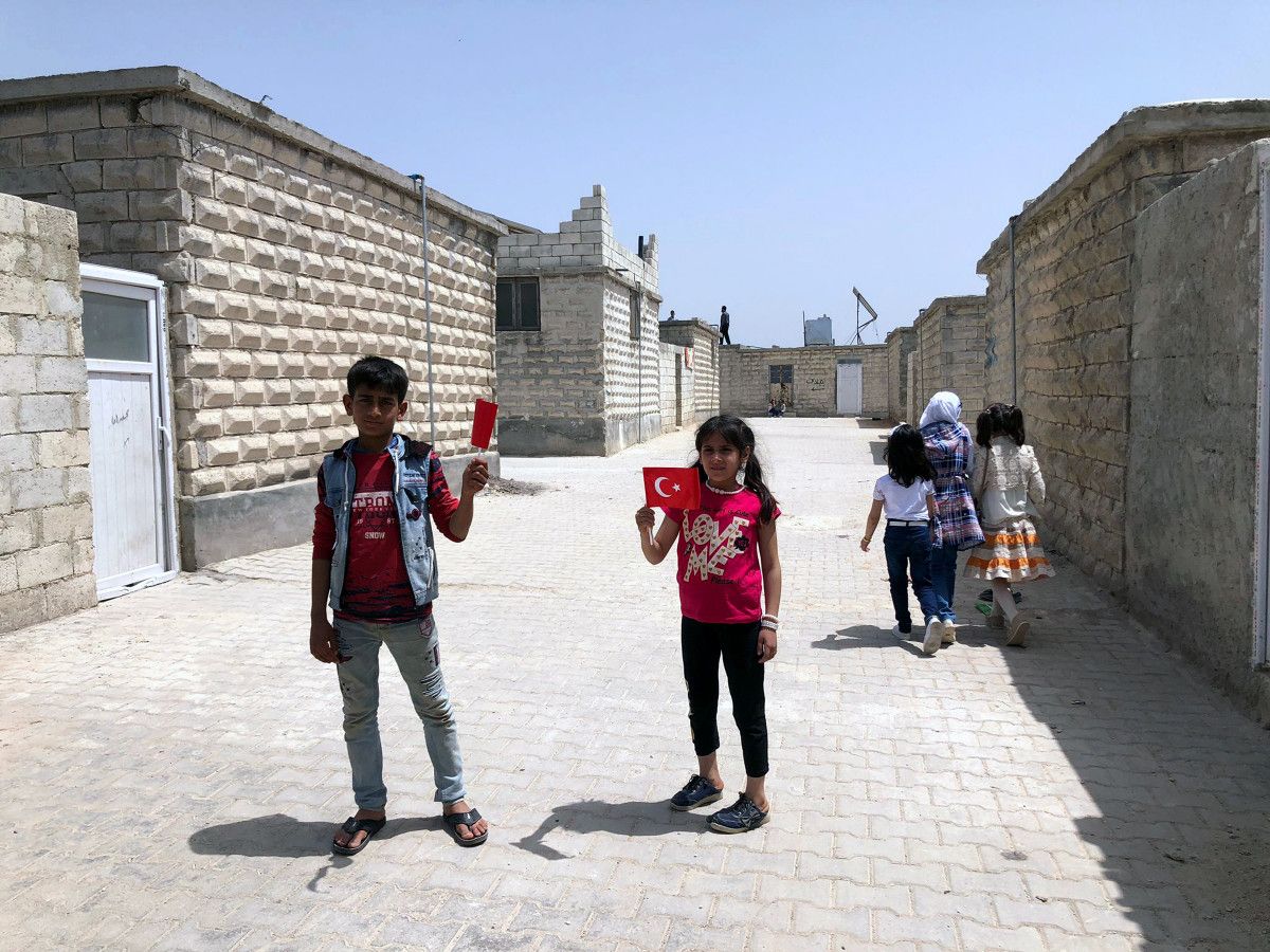 İdlib'de inşa edilen briket evler sahiplerine teslim edildi