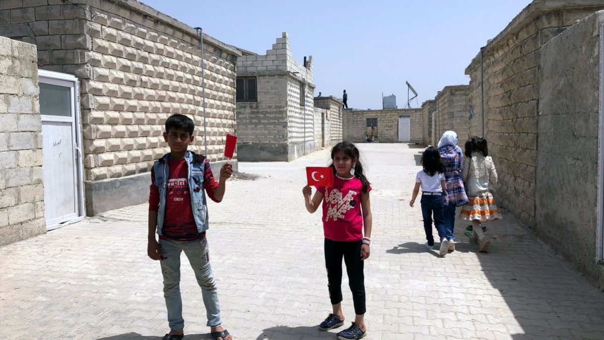 İdlib&#039;de inşa edilen briket evler sahiplerine teslim edildi