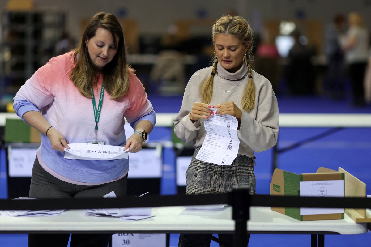 İngiltere'de Muhafazakar Partisi'nde 300'den fazla koltuk kaybı yaşandı