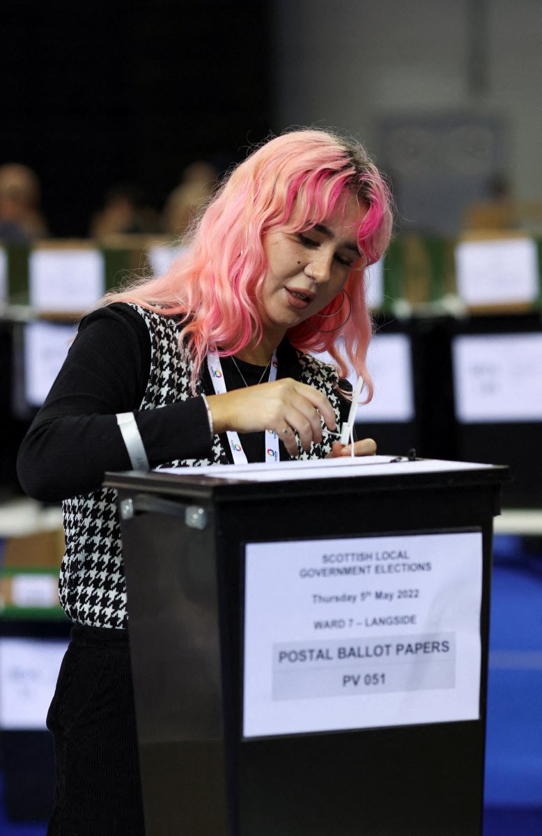 İngiltere'de Muhafazakar Partisi'nde 300'den fazla koltuk kaybı yaşandı