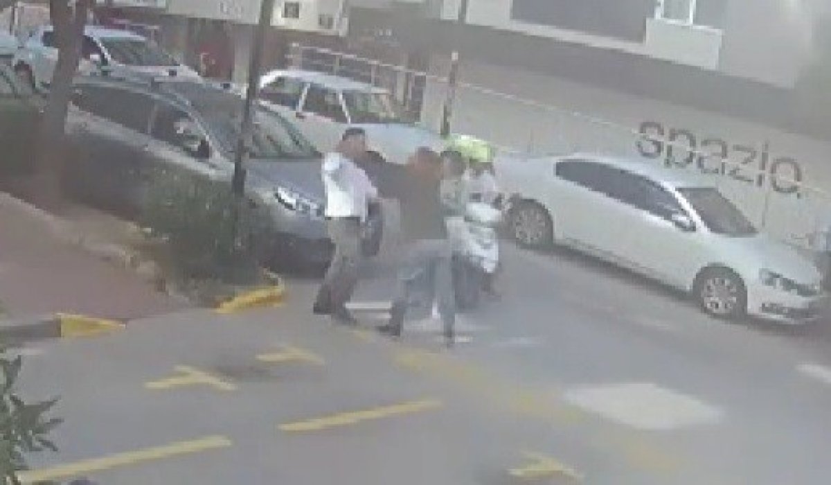 İzmir'de bir taksici, sokak ortasında kadına şiddete müdahale etti