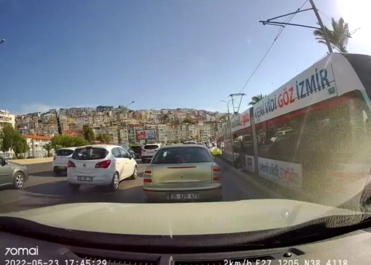 İzmir'de küçük kız, sahile gitmek isterken tramvayın altında kaldı