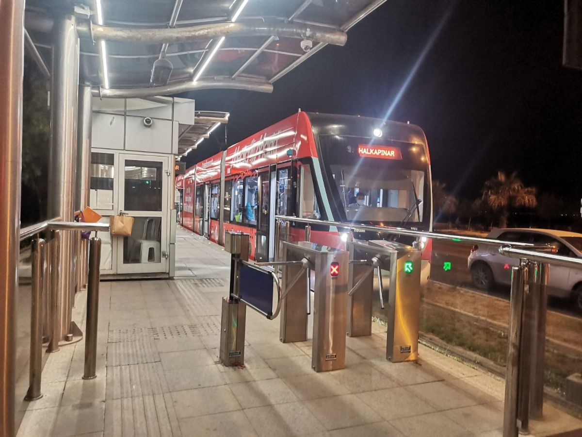 İzmir'de küçük kız, sahile gitmek isterken tramvayın altında kaldı