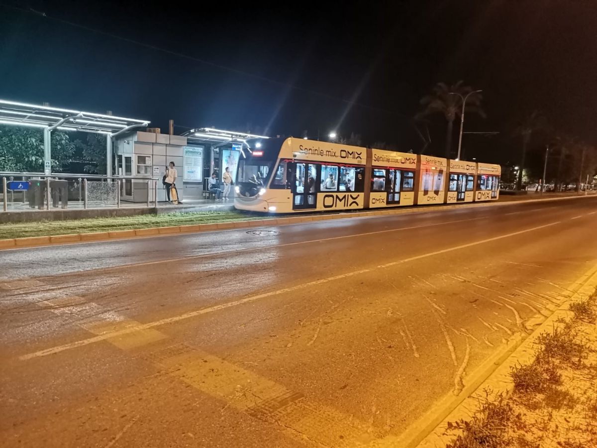 İzmir'de küçük kız, sahile gitmek isterken tramvayın altında kaldı