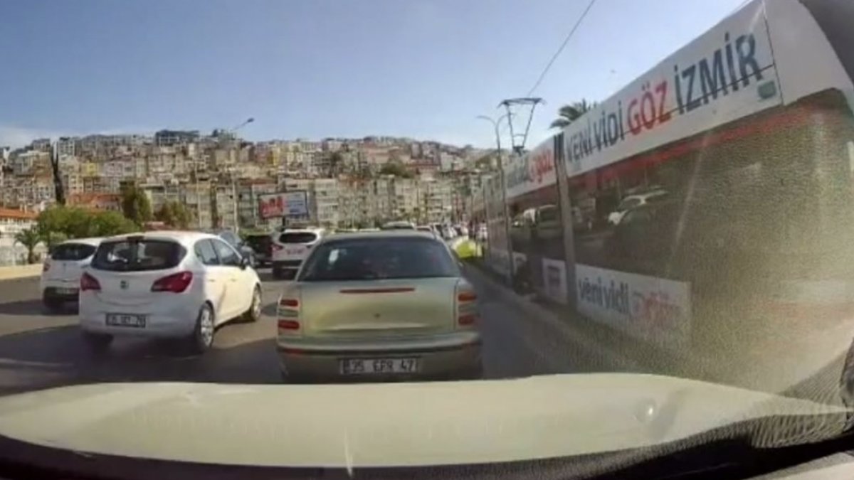 İzmir&#039;de küçük kız, sahile gitmek isterken tramvayın altında kaldı