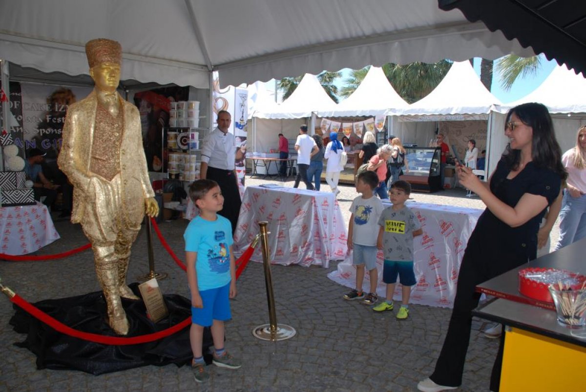 İzmir'de pastadan Atatürk heykeli