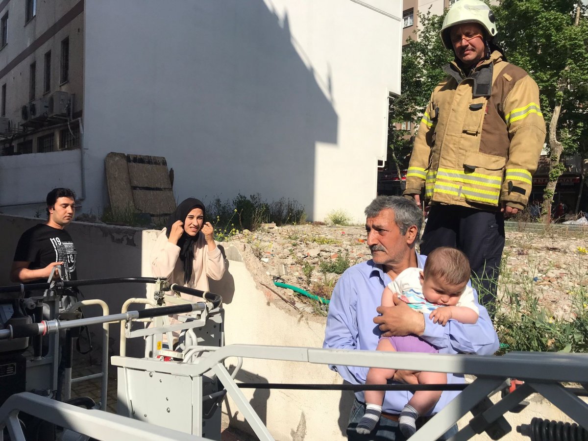 Kartal'daki evde yangın: Anne ve bebeğini itfaiye kurtardı
