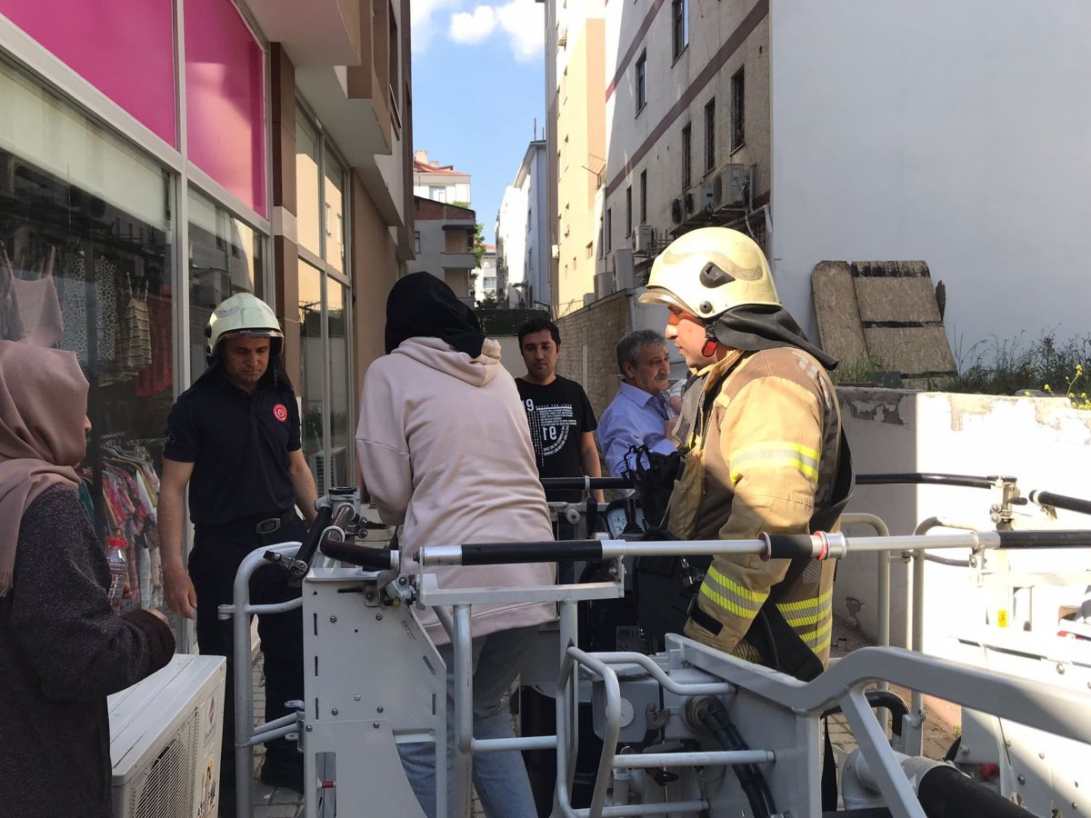 Kartal'daki evde yangın: Anne ve bebeğini itfaiye kurtardı