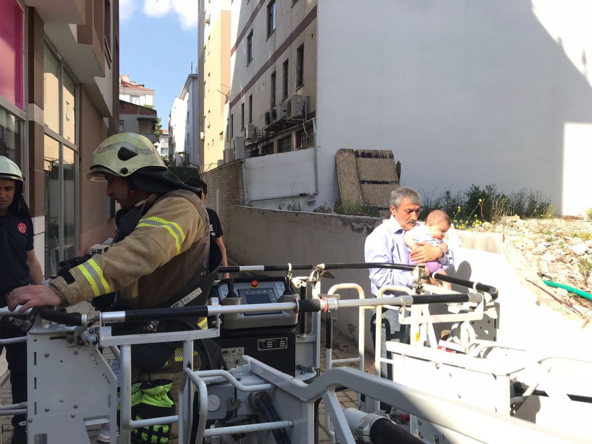 Kartal'daki evde yangın: Anne ve bebeğini itfaiye kurtardı