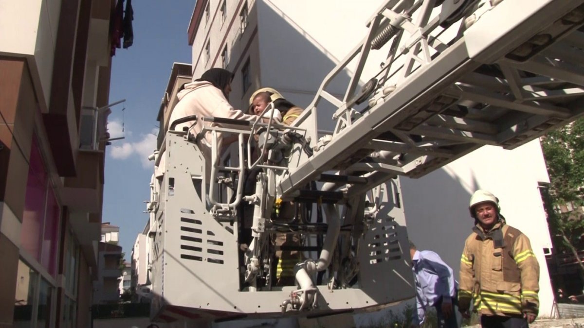 Kartal'daki evde yangın: Anne ve bebeğini itfaiye kurtardı