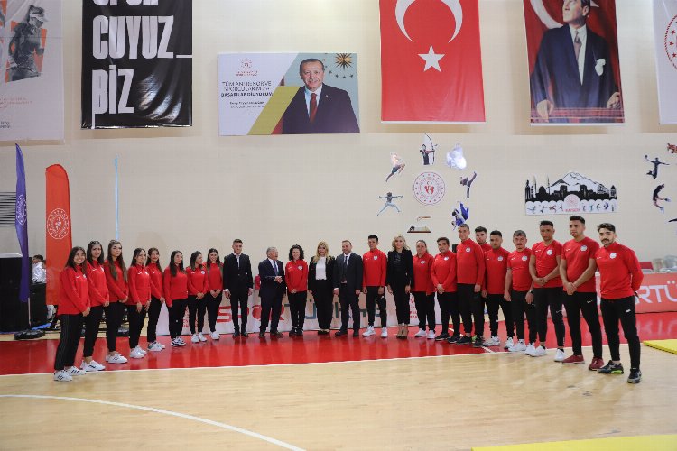 Kayseri'de Başkan Büyükkılıç, Vali Çiçek ile 19 Mayıs kutlamalarına katıldı