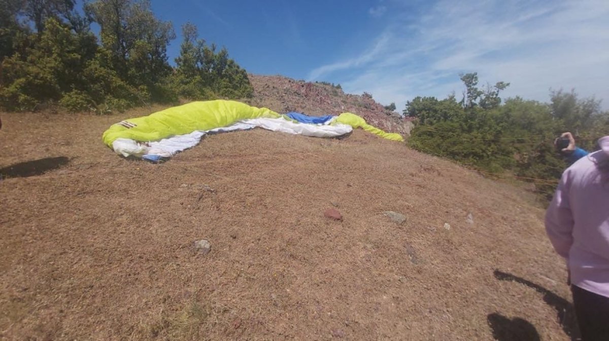 Manisa'da havalanan paraşütteki iki kişi, arıza nedeniyle yere çakıldı