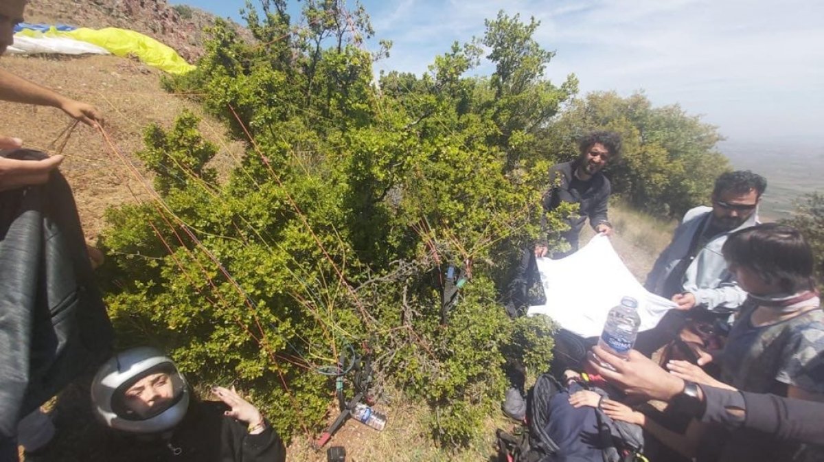 Manisa'da havalanan paraşütteki iki kişi, arıza nedeniyle yere çakıldı