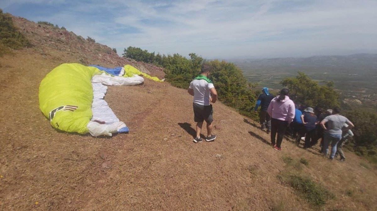 Manisa'da havalanan paraşütteki iki kişi, arıza nedeniyle yere çakıldı
