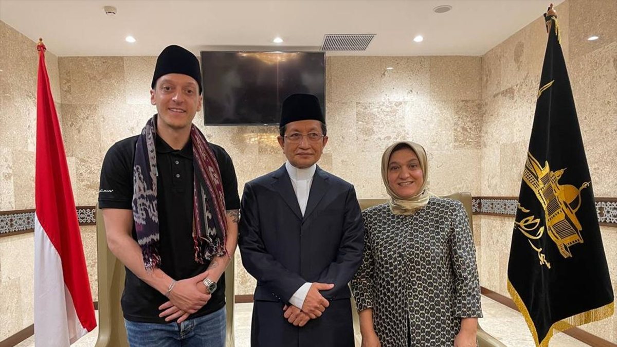 Mesut Özil, Cakarta&#039;da cuma namazı kıldı