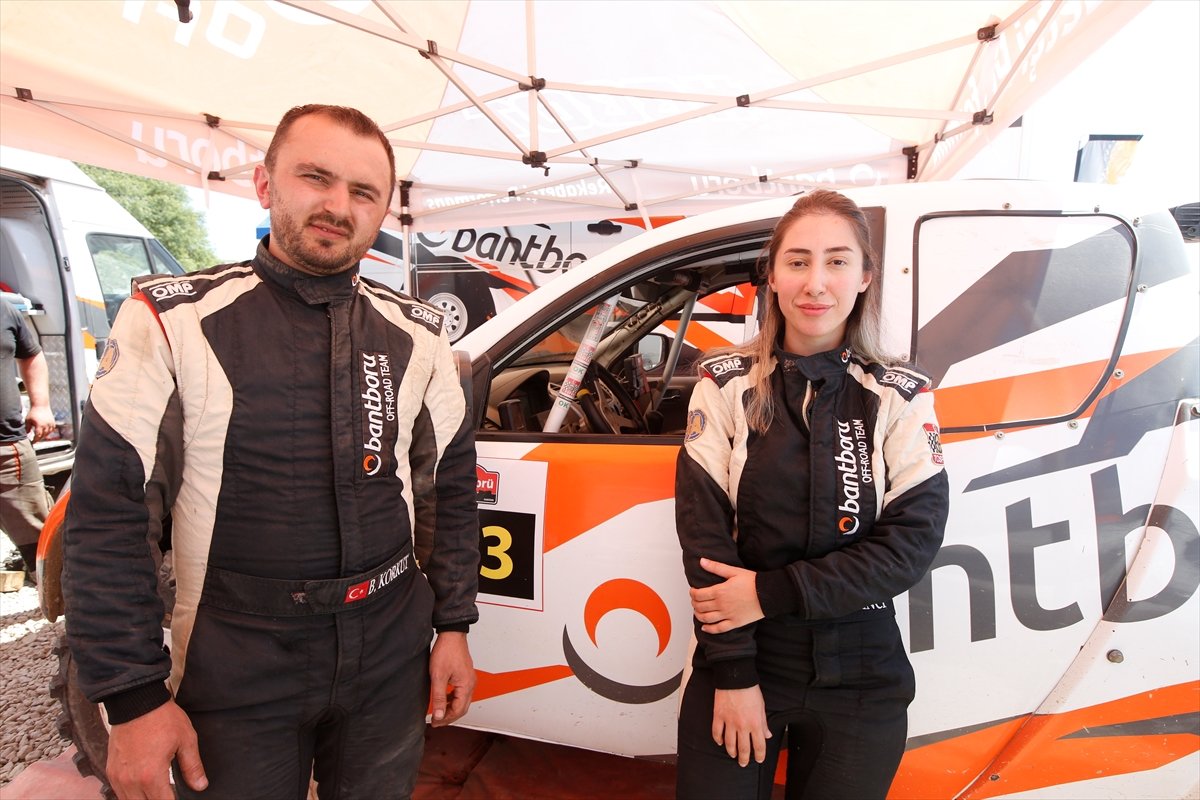 Off-Road yarışçısı çift, yarışlara bebekleriyle katılıyor