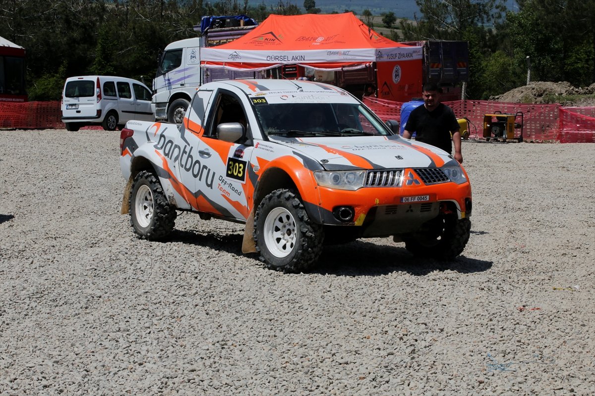 Off-Road yarışçısı çift, yarışlara bebekleriyle katılıyor