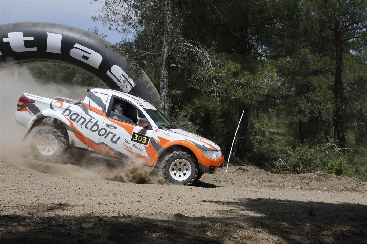 Off-Road yarışçısı çift, yarışlara bebekleriyle katılıyor