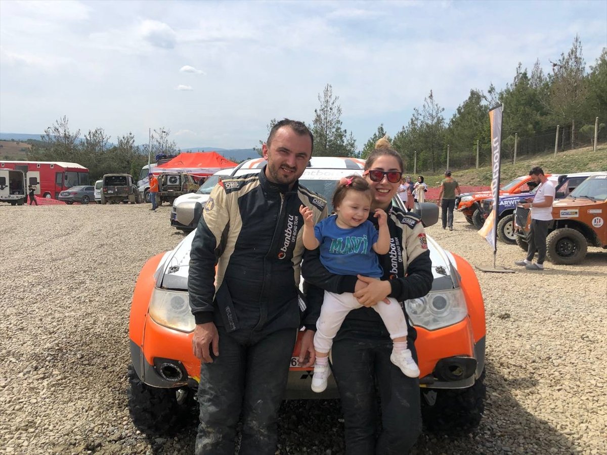 Off-Road yarışçısı çift, yarışlara bebekleriyle katılıyor