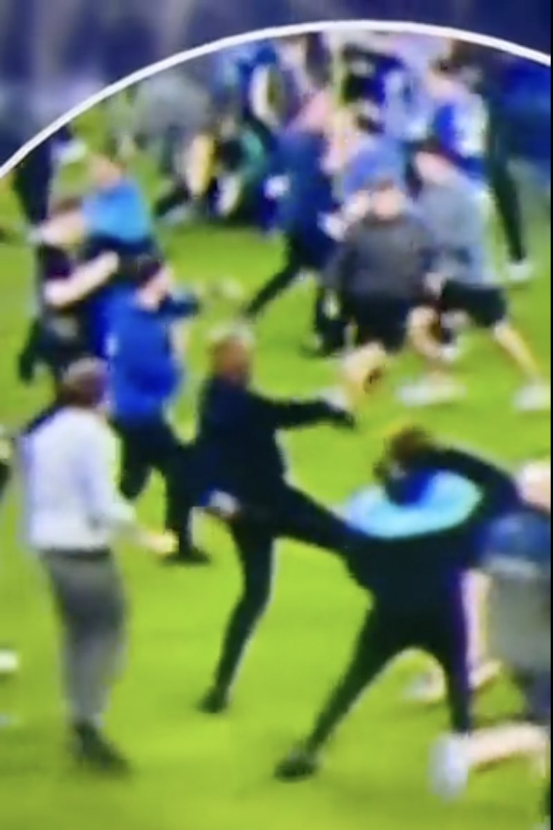 Patrick Viera, Everton taraftarına tekme attı