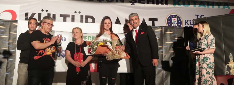 'Pembe Aslında Siyahtır' Kütahya'da sahnelendi