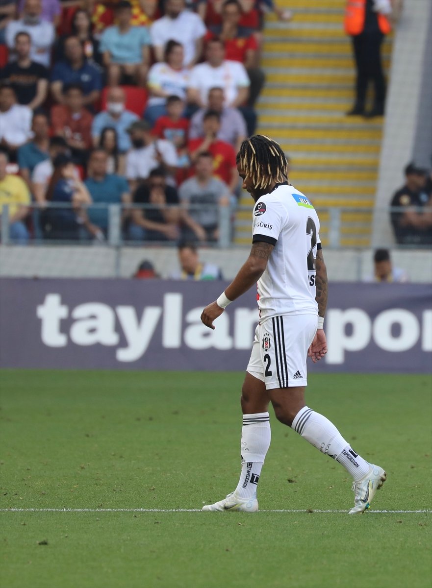 Rosier'in gördüğü kırmızı kart taraftarın tepkisini topladı