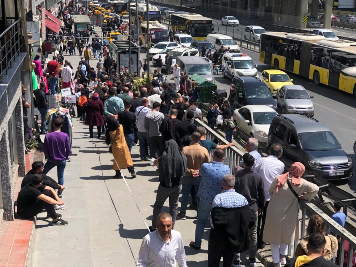 Şirinevler'de ucuz baklava kuyruğu