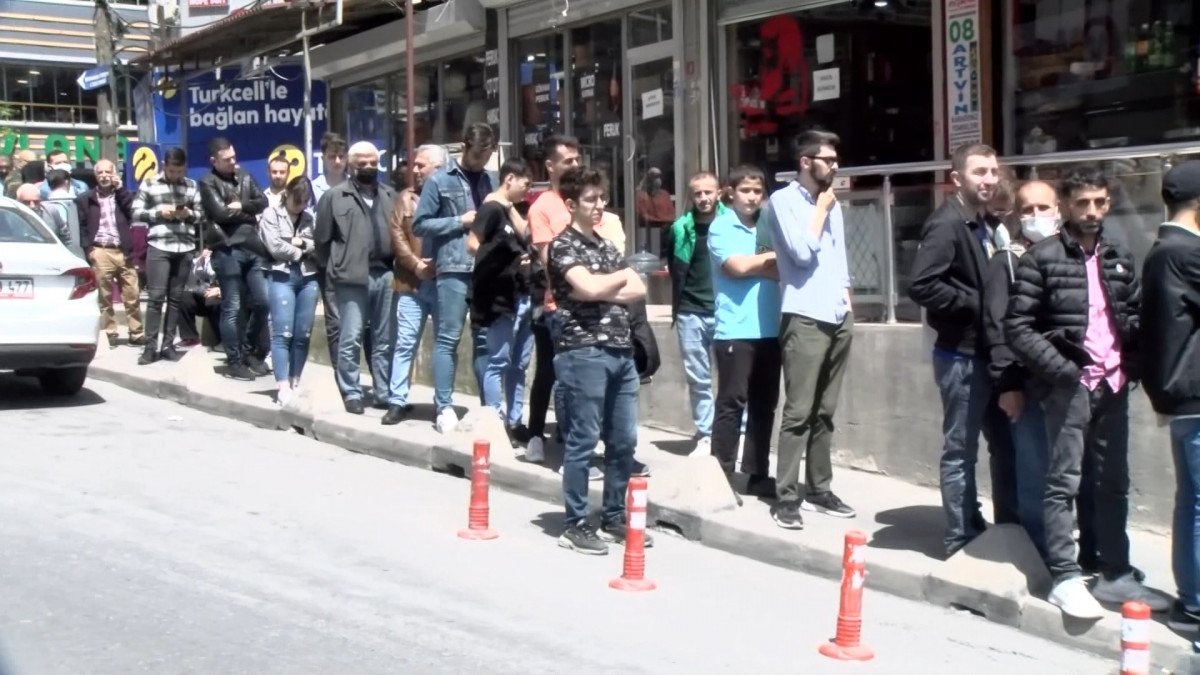 Şirinevler'de ucuz baklava kuyruğu