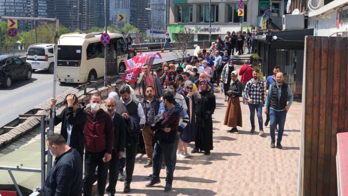 Şirinevler&#039;de ucuz baklava kuyruğu