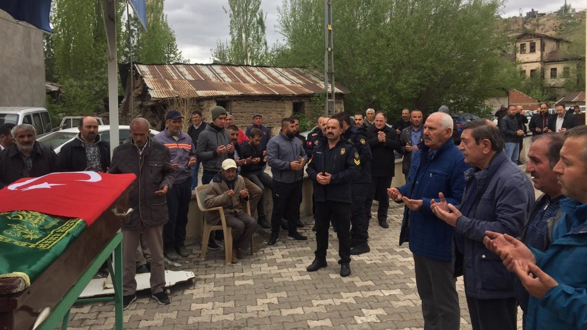 Sivas&#039;ta kaza sonucu can veren itfaiye şoförü son yolculuğuna uğurlandı