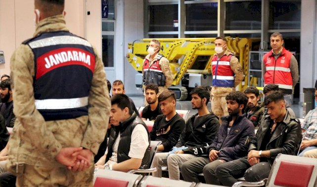 Afganistan uyruklu 272 düzensiz göçmen Erzurum'dan ülkelerine gönderildi