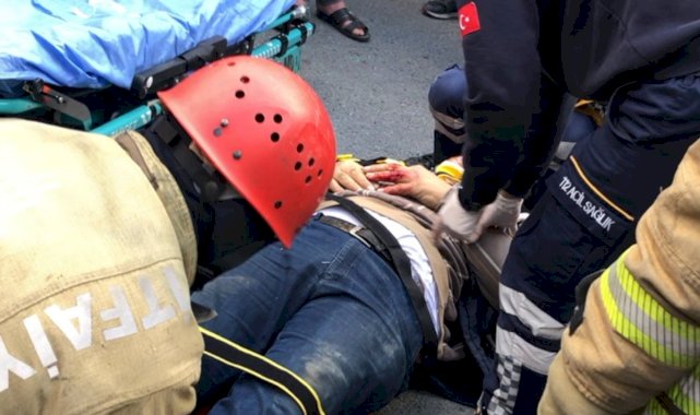 Bayrampaşa'daki sürücü iki arabanın arasına sıkıştı