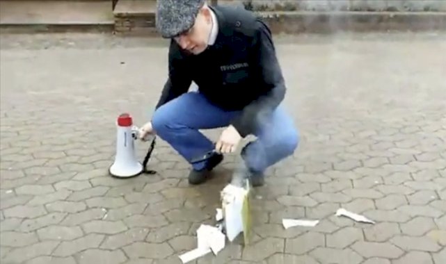 Danimarkalı siyasetçi ateşle oynuyor! Polis korumasında yine Kuran-ı Kerim yaktı