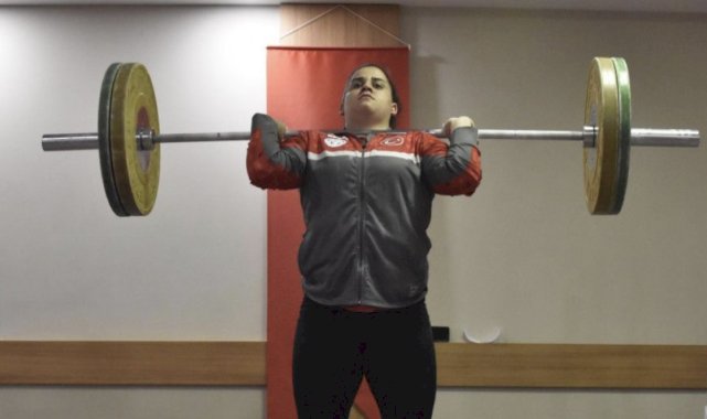 Dilara Narin, ailesinden gizli başladığı halterde dünya şampiyonu oldu