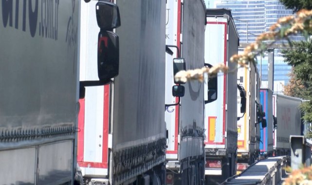 Erenköy'de tır kuyruğu: Şehir dışına taşıyın