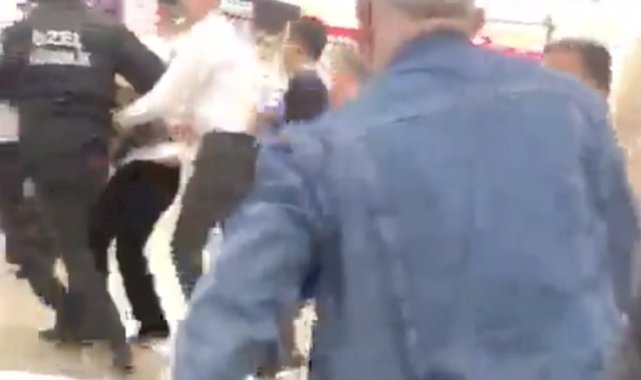 İstanbul'da kadınları videoya aldığı iddia edilen kişi dövüldü