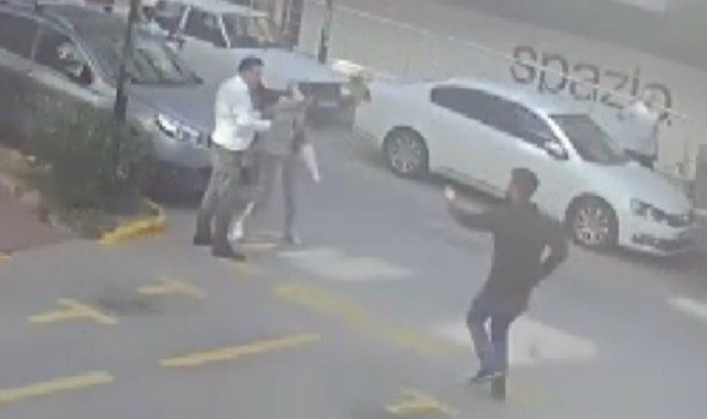 İzmir'de bir taksici, sokak ortasında kadına şiddete müdahale etti