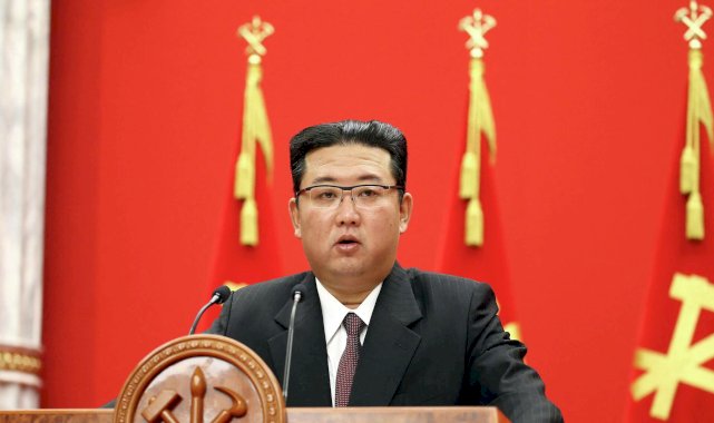 Kuzey Kore'de kapanma uygulayan Kim, hocası için devasa cenaze töreni düzenleyip maskesiz katıldı