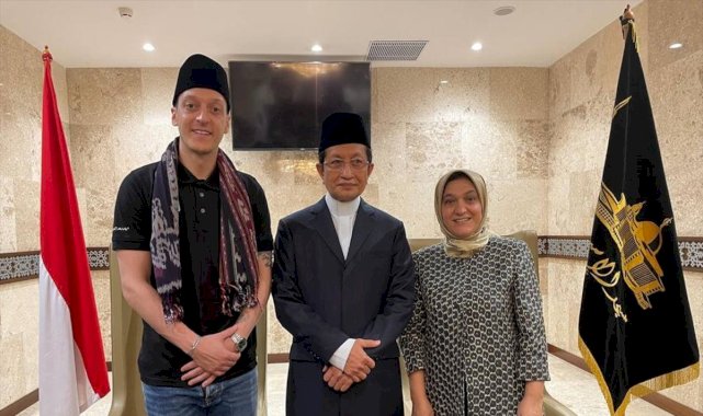 Mesut Özil, Cakarta'da cuma namazı kıldı