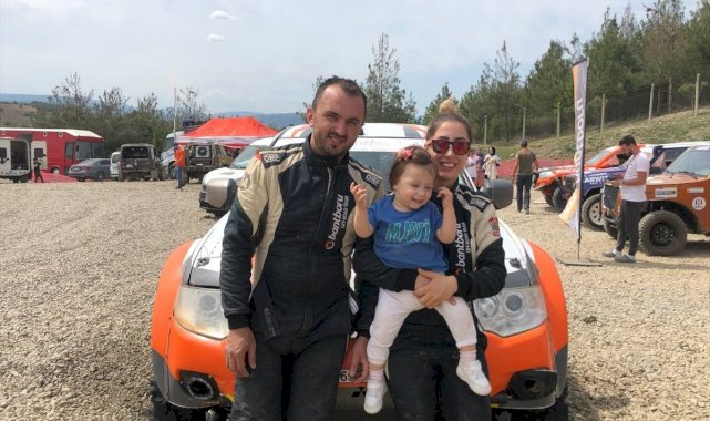 Off-Road yarışçısı çift, yarışlara bebekleriyle katılıyor
