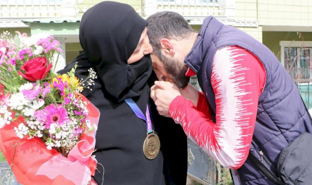 Olimpiyat madalyasını annesine hediye etti